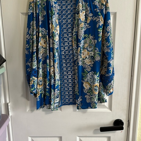 ODDI "CHECK OUT THE BACK" BLUE FLORAL BUTTON DOWN TOP Size Small - Picture 12 of 13